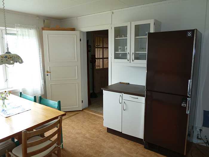 In der Küche steht eine große Kühl- und Gefrierkombination zur Verfügung. Neben der Küche befindet sich zusätzlich noch ein begehbarer Kühlraum